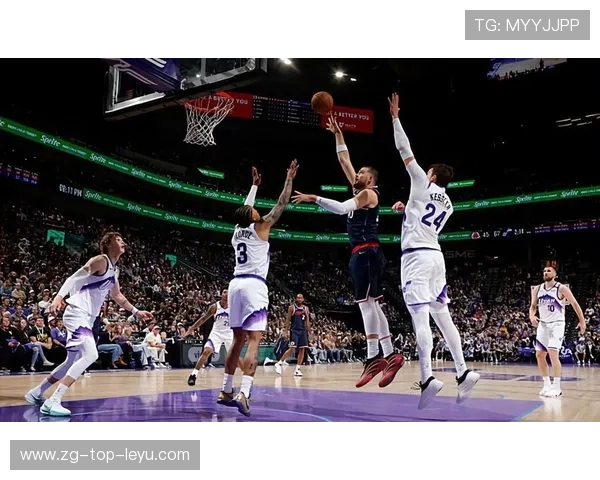 快船临场战术板上，内线保护与外线牵制并行